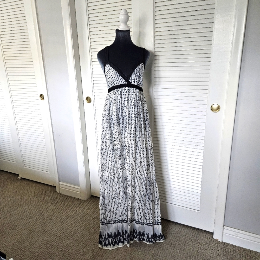 United Colors of Benetton Black & White Pattern Maxi Dress. 100% Cotton. Size M